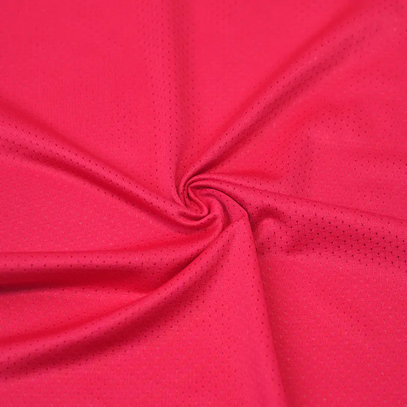 In che modo la traspirabilità del tessuto di abbigliamento sportivo influisce sulle prestazioni atletiche e il comfort?